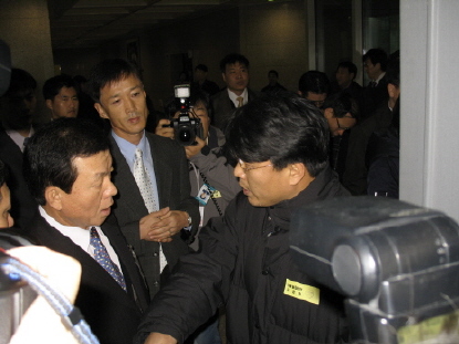 공청회장 앞에서의 검색을 강하게 비판하고 있는 양문석 시청자주권공대위 사무처장 